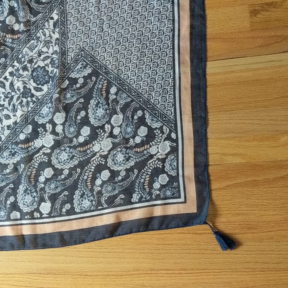 Women's scarf. - Picture 3 of 5